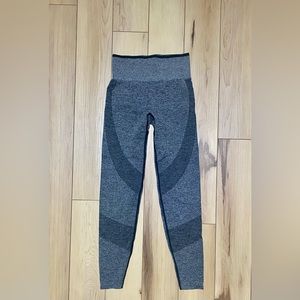 PINK Victoria’s Secret Seamless Leggings Size XS Gray Black EUC